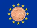 Une pièce de 5 centimes d'euro, rare, pourrait valoir 6000 €. Elle est entourée des étoiles du drapeau européen.