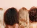 Capelli lisci biondi, ricci scuri, mossi biondi e afro castani: ecco come capire che tipo di capelli hai.