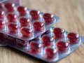 Czerwone kapsułki w blistrach. Czy suplementy szkodzą wątrobie? Zastanawiasz się nad tym, biorąc takie preparaty.