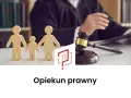 Drewniane figurki rodziny, młotek sędziowski i sędzia w todze.