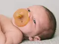 Neugeborenes Baby mit Schnuller. Die Frage "ab wann Schnuller geben" beschäftigt viele Eltern.