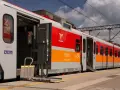 Polregio klasa 2 z podjazdem dla niepełnosprawnych i miejscem na rowery. Pociąg stoi na stacji.
