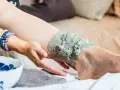 Application d'argile verte sur une jambe, profitant de ses bienfaits détoxifiants et apaisants pour la peau.