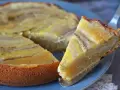 Un delicioso bizcocho de plátano, con trozos de fruta dorados y una base esponjosa, listo para ser disfrutado.