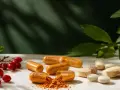 Kapsułki z berberyną, tabletki i gałązka z czerwonymi owocami na białym tle. Naturalne wsparcie dla zdrowia.