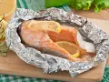 Salmón al horno en papel de aluminio con rodajas de limón. Una de las recetas de salmón más sencillas y deliciosas.