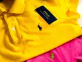 Żółta koszulka polo z czarnym polo ralph lauren znaczek. Obok różowa koszulka z zielonym logo.