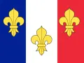 Bandera del reino de Francia con tres flores de lis doradas sobre franjas verticales azul, blanca y roja.