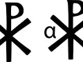 Zwei schwarze Symbole auf weißem Grund. Links ein Chi-Rho-Symbol, rechts ein Chi-Rho mit Alpha und Omega. Die Chi Rho bedeutung ist tiefgründig.