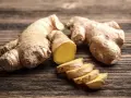 Raíces de jengibre, una cortada en rodajas, listas para usarse. El jengibre sirve para dar sabor y para aliviar malestares.