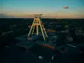 Bochum atrakcje: imposante Förderturm-Architektur des Deutschen Bergbau-Museums im Abendlicht.