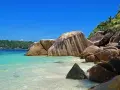 Rajska plaża na Seszelach z turkusową wodą i granitowymi skałami. Lot na Seszele trwa długo, ale widok wynagradza wszystko.