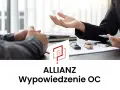 Dwie osoby przy biurku, kluczyki do samochodu, zabawkowy samochód i dokumenty.