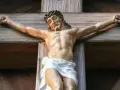 Kreuzigung Jesu. Die Figur zeigt, warum musste Jesus sterben, als Opfer für die Menschheit.