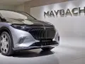 Elegancki Maybach z chromowanym grillem. Poznaj jego cenę i luksus.