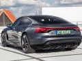 Tył ciemnoszarego Audi RS e-tron GT na parkingu, z widocznymi światłami i tablicą rejestracyjną.
