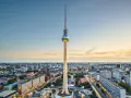 Fernsehturm ragt über Berlin auf. Ein perfekter Ort für Sightseeing Berlin bei Sonnenuntergang.