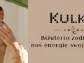 Kobieta z biżuterią, na tle znaków zodiaku. Bransoletka z kwarc różowy i naszyjnik podkreślają jej urodę. Biżuteria zodiakalna.