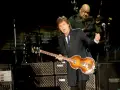 Paul McCartney na jednym ze swoich koncertów, grając na gitarze basowej. W tle perkusista.