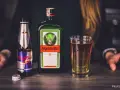 Butelka Jägermeistera, Red Bulla i szklanka z drinkiem. Czy jagermeister to whisky? Nie, to ziołowy likier.