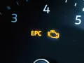 Leuchtende EPC-Warnleuchte im Auto-Armaturenbrett. Ein Motor-Symbol leuchtet ebenfalls.