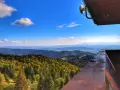 Widok z wieży widokowej na Beskid Sądecki. Jesienne kolory lasów i łagodne wzgórza zachęcają do odkrywania ochotnica górna szlaki.