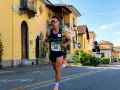 Atleta corre in una gara, un esempio di come affrontare i tempi mezza maratona principianti con determinazione.