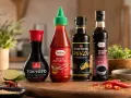 Cztery butelki sosów: sos sojowy Tokyoto, ostry sos chili Sriracha, cytrusowy sos ponzu i słodki sos teriyaki. Najlepszy sos sojowy do sushi.