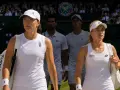 Iga Świątek i inni tenisiści wchodzą na kort. Rozpoczyna się Wimbledon.