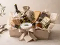 En lyxig presentkorg fylld med ost, kex, oliver, marmelad, choklad och vin. Perfekt för en gourmand.