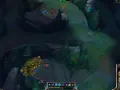 Widok z gry League of Legends na mapie Summoner's Rift, z potworami i graczami.