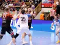 Piłkarz z numerem 35, MINOTSKYI, walczy o piłkę z przeciwnikiem.