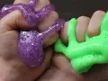 Hände formen lila Glitzer-Slime und grünen Schleim. So macht man Slime: Spaß für Kinder!