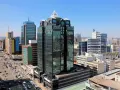 Harare, stolica Zimbabwe, zdominowana przez nowoczesne wieżowce i ruchliwe ulice pełne samochodów.
