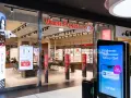 Sklep Vision Express z ekspozycją okularów i ekranem informacyjnym.