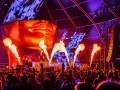 Płomienie buchają na scenie podczas jednego z największych festiwali techno na świecie. Tłum szaleje w rytm muzyki.