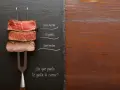 Filete de ternera en un tenedor, mostrando diferentes puntos de cocción: poco hecha, al punto y bien hecha.