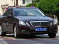 Ciemnobrązowy Mercedes z tablicami dyplomatycznymi W 113555, jadący po pasach.