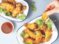 Chrupiące skrzydełka z airfryer, podane z sosem i świeżą kolendrą. Idealna przekąska na imprezę.