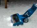 Blauer Staubsauger mit LED-Licht reinigt flauschigen Teppich. Die Leistung, wie viel Watt hat ein Staubsauger, ist entscheidend für die Saugkraft.