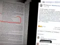 Rodzice rozmawiają z dzieckiem o karze. W tle widać fragment książki o wychowaniu, gdzie mowa o przysiędze małżeńskiej.