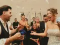 Wesele w pełni! Goście sypią konfetti, a młoda para cieszy się chwilą. Czy osoba towarzysząca daje prezent na wesele?