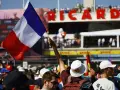 Aficionado ondea la bandera francesa en el GP Francia F1. El público celebra la carrera en el circuito Paul Ricard.