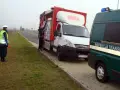 Kontrola drogowa: funkcjonariusz w kamizelce odblaskowej kieruje ruchem, obok biała ciężarówka z ładunkiem. Czy kierowca ma prawo jazdy kat b do 7,5 tony?