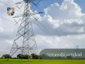 Wysoki słup energetyczny na zielonej łące. Dowiedz się, ile za słup energetyczny na działce, zanim zaczniesz budowę.