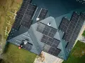 Montaż paneli fotowoltaicznych na dachu domu. To krok w stronę czystego powietrza i niezależności energetycznej.
