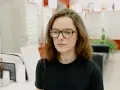 Kobieta w okularach w salonie optycznym.