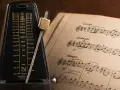 Metronom obok nut. Lento to wolne tempo, co znaczy powoli.