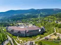 Hotel Gołębiewski w Karpaczu, znany z wielu atrakcji, ma 5 gwiazdek. Otoczony zielenią i górami, oferuje wspaniałe widoki.