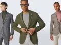 Tre uomini mostrano un dress code informale uomo: blazer grigio, verde oliva e a quadri con dolcevita.